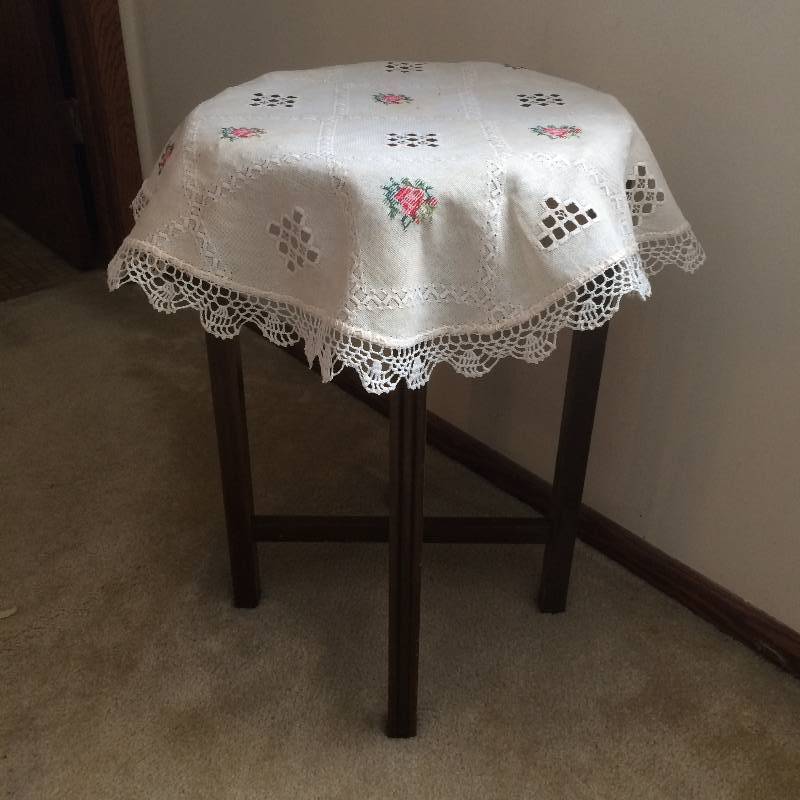 lot 60 image: Lovely Antique Round Side Table - Very Nice Condition