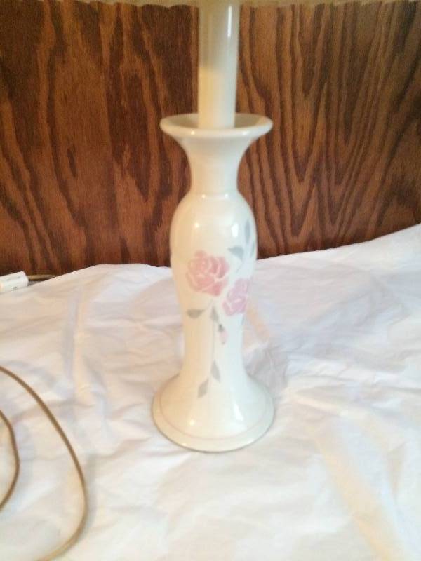 lot 68 image: Cute Little Vintage Lamp