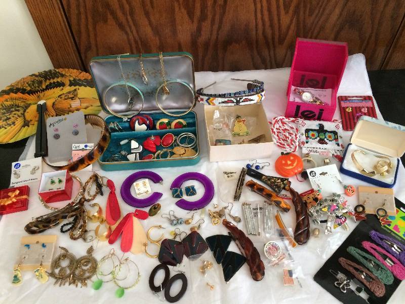 lot 71 image: Large Lot Vintage Costume Jewelry