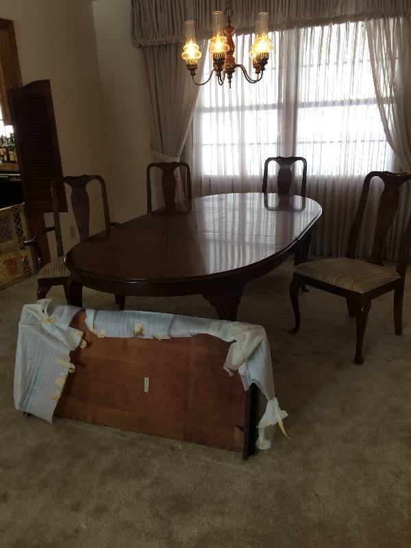 lot 73 image: WOW Vintage High Quality Drexel Heritage Queen Anne Cherry Dining Table Set - Lovely Cabriolet Legs- No Nicks To ChairTable - Check Out Resale Value Online $$$$ 44Wx86Lx29h (xtra leaf adds 20)