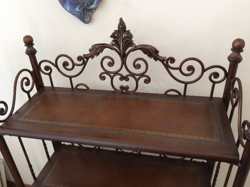 lot 80 image: High Quality Pulaskis Furniture 3 Shelf Etagere - Very Nice Condition