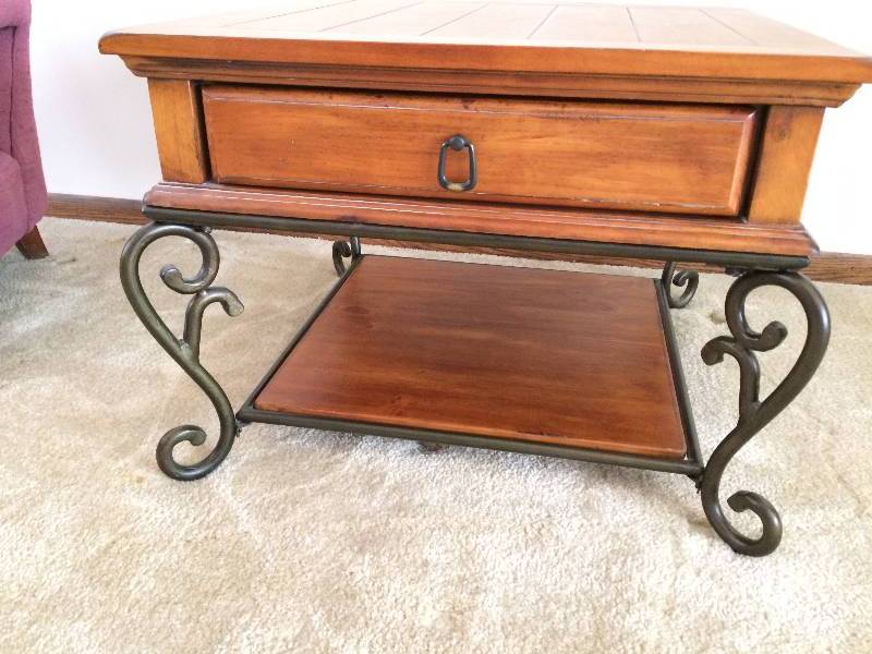 lot 85 image: Lovely Wood & Iron Side End Lamp Table - Excellent Condition