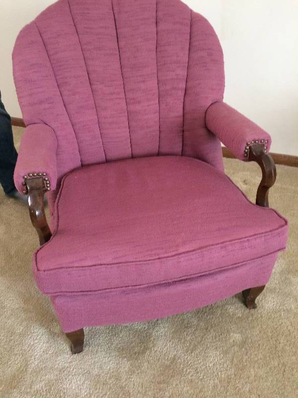 lot 91 image: Pretty Vintage Mauve Cloth & Wood Arm Chair With Brass Stud Accents - Great Condition - No Stains Or Tears
