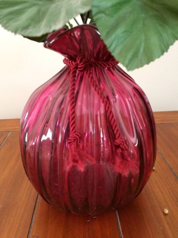 lot 105 image: Pretty Red Blown Art Glass Vase With Asian Floral design