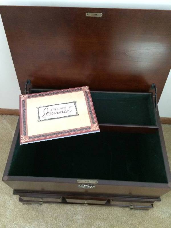 lot 119 image: Stunning Wood Chest Treasure Trunk - Excellent Condition