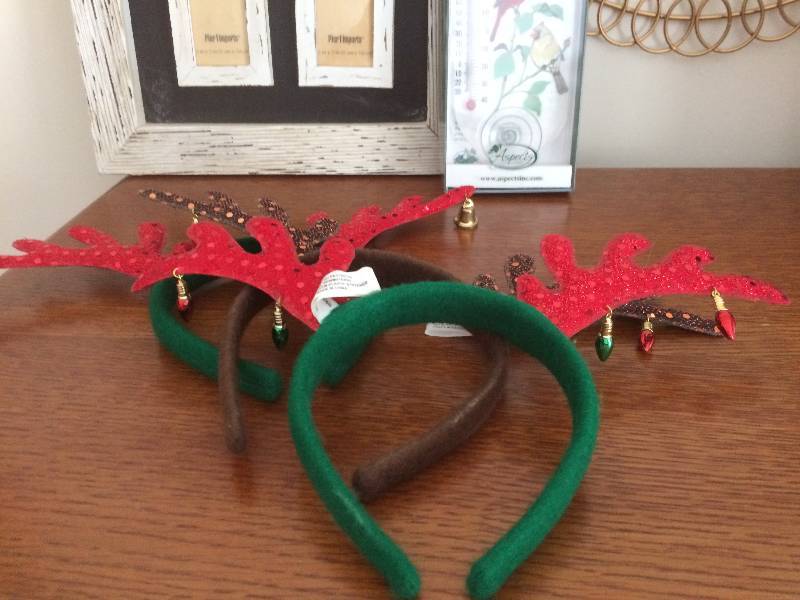 lot 35 image: Lot Of Christmas Items