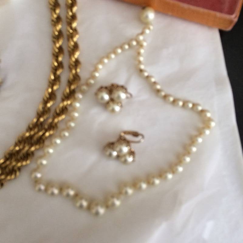 lot 170 image: Large Lot Assorted Costume Jewelry