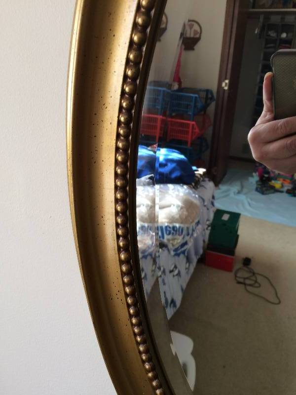 lot 204 image: Lovely Vintage Gold Gilt Oval Mirror