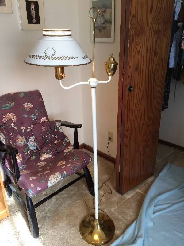 lot 209 image: Vintage Tole Floor Lamp