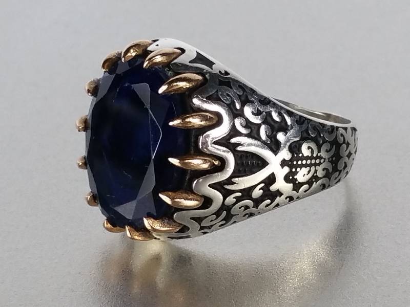 lot 36 image: 4 ct Sapphire Ring in Silver & Gold