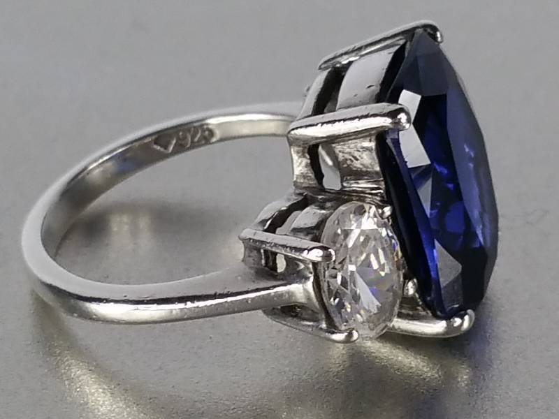 lot 47 image: 7 ct Blue & White Sapphire Ring
