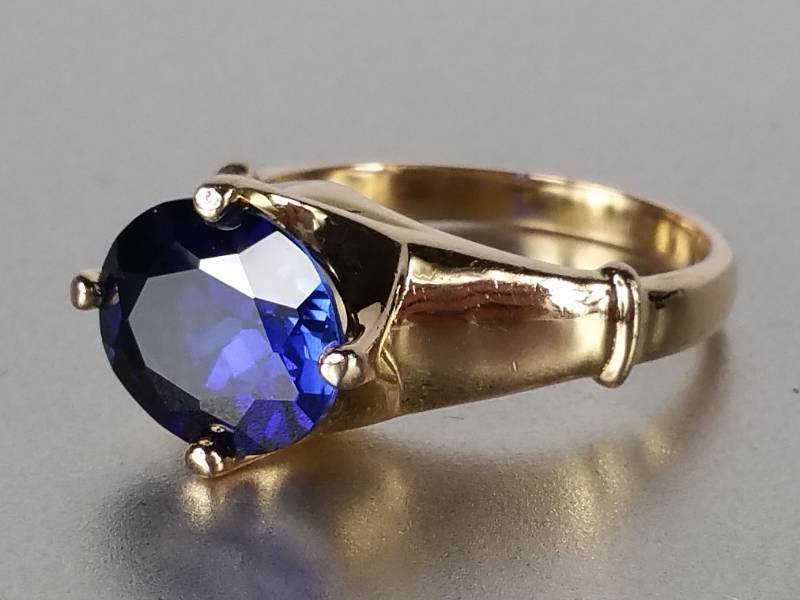 lot 56 image: 4 ct Sapphire Ring