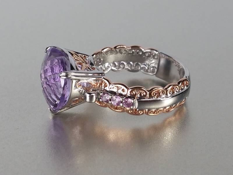 lot 70 image: 6 ct Purple Sapphire Ring