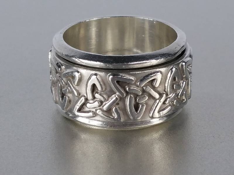 lot 86 image: Designer Estate Ring in Sterling Silver
