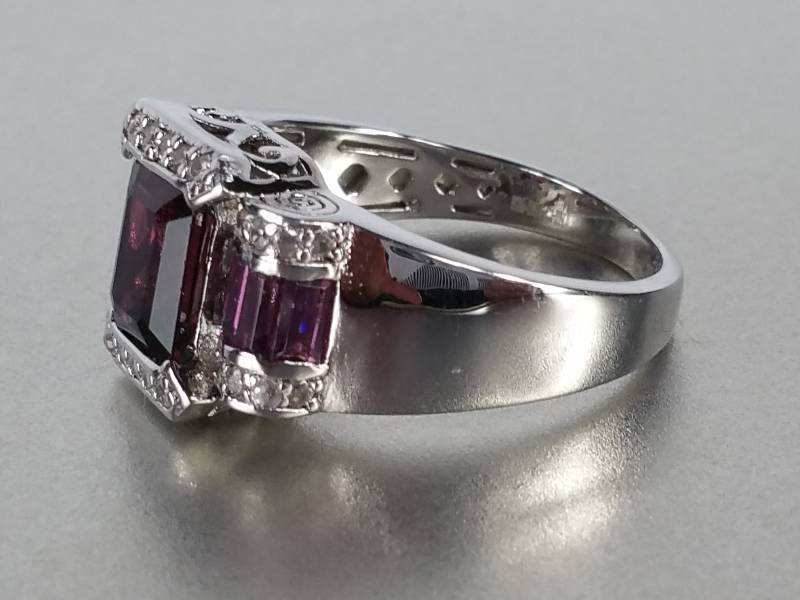 lot 87 image: Purple Sapphire and Garnet Estate Ring