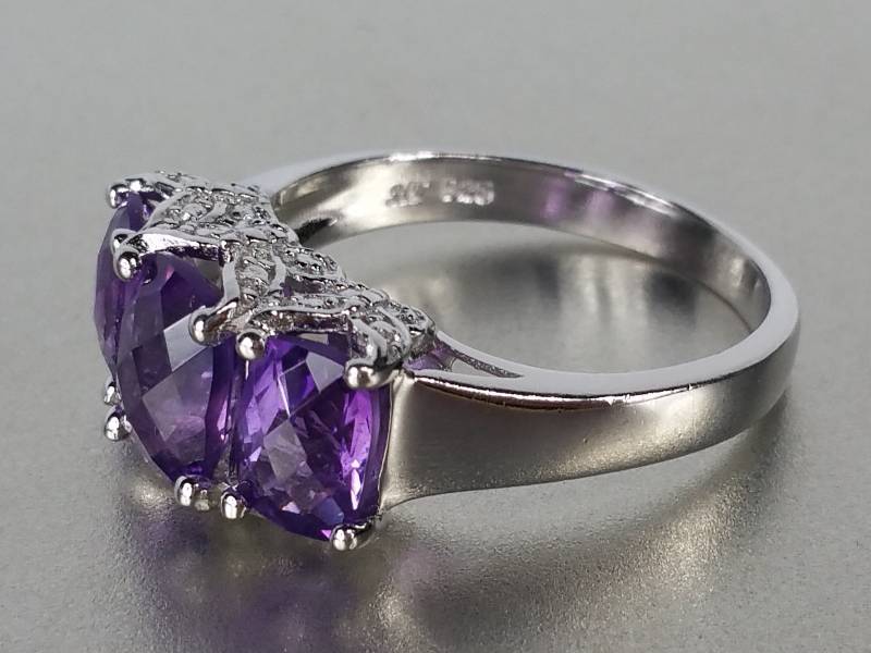 lot 90 image: 3 ct Amethyst Ring