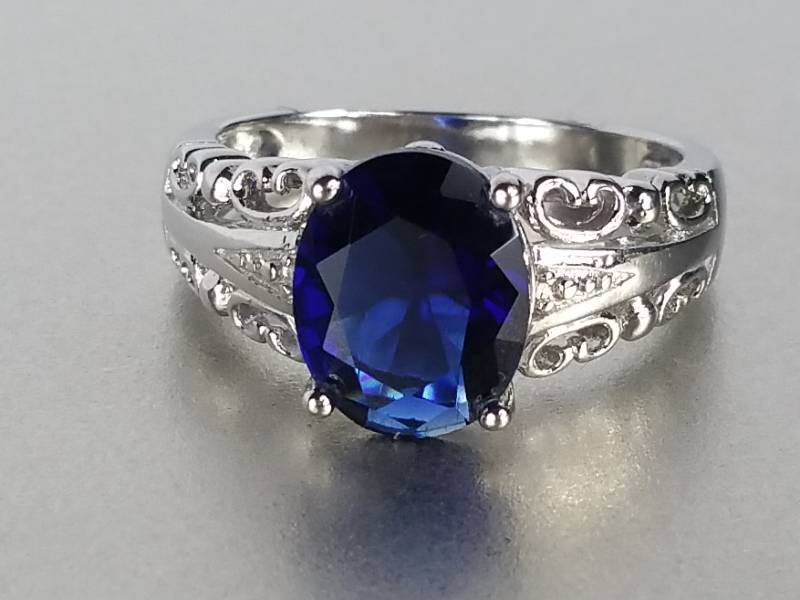 lot 92 image: 2 ct Sapphire Ring