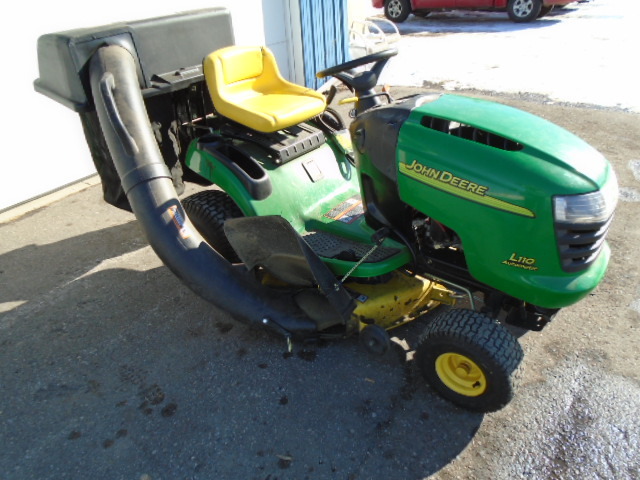 lot 1 image: John Deere Lawn Riding Lawn Mower With Bagger