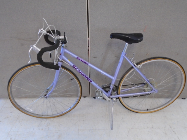 lot 20 image: Schwinn Sprint Bicycle