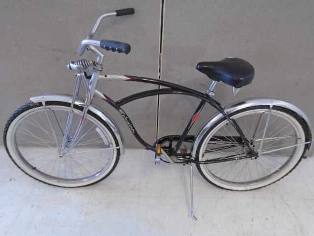 lot 21 image: Schwinn Bicycle