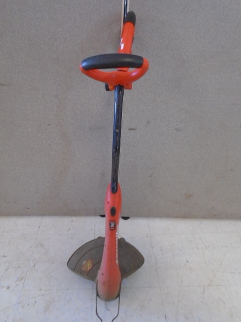 lot 7 image: Black & Decker Weed Trimmer Electric