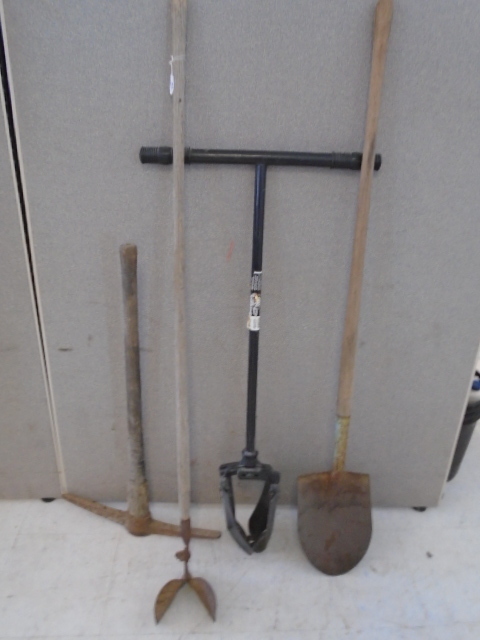 lot 13 image: Yard Tools