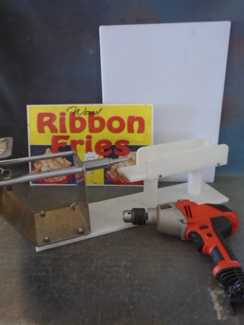 lot 63 image: Ribbon Fries Set