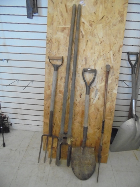 lot 71 image: Yard Tools