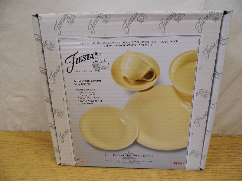 lot 10 image: Fiesta  5 Piece Place Setting - Ivory
