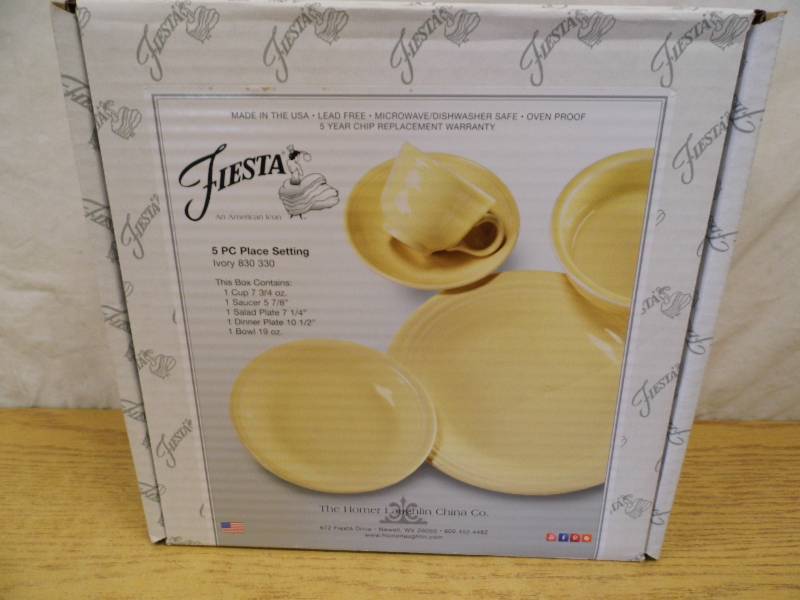 lot 11 image: Fiesta  5 Piece Place Setting - Ivory