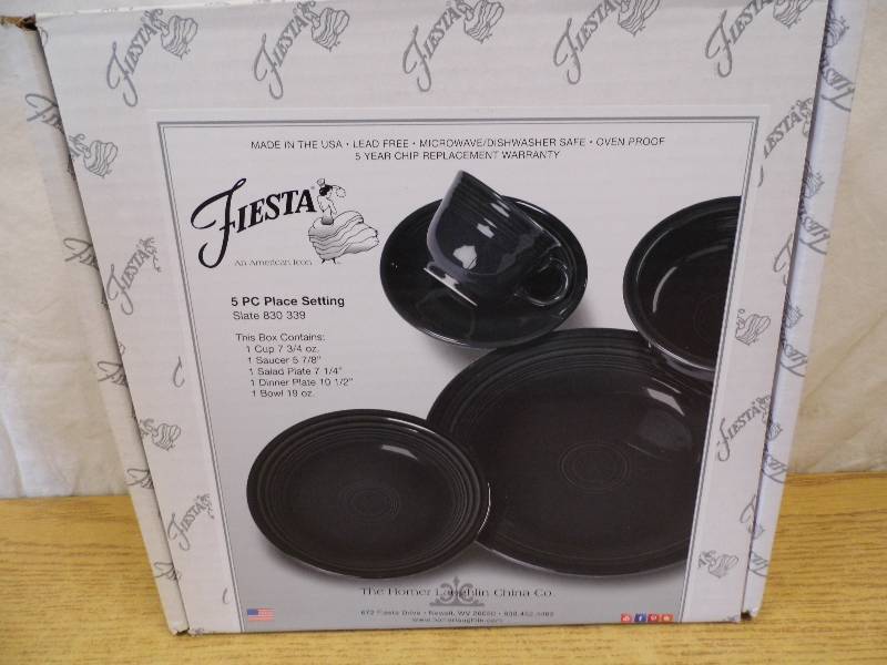 lot 12 image: Fiesta  5 Piece Place Setting - Black
