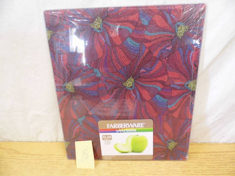 lot 18 image: Faberware Cutting Board