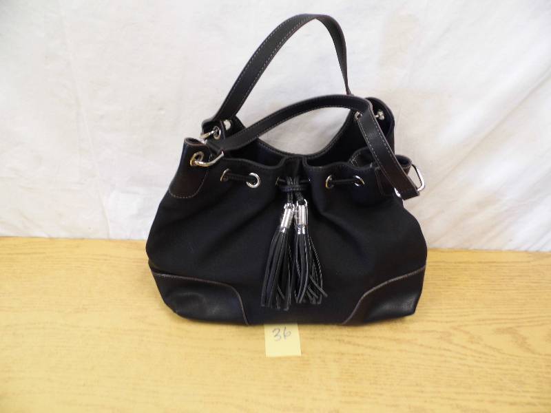 lot 36 image: Chaps Purse