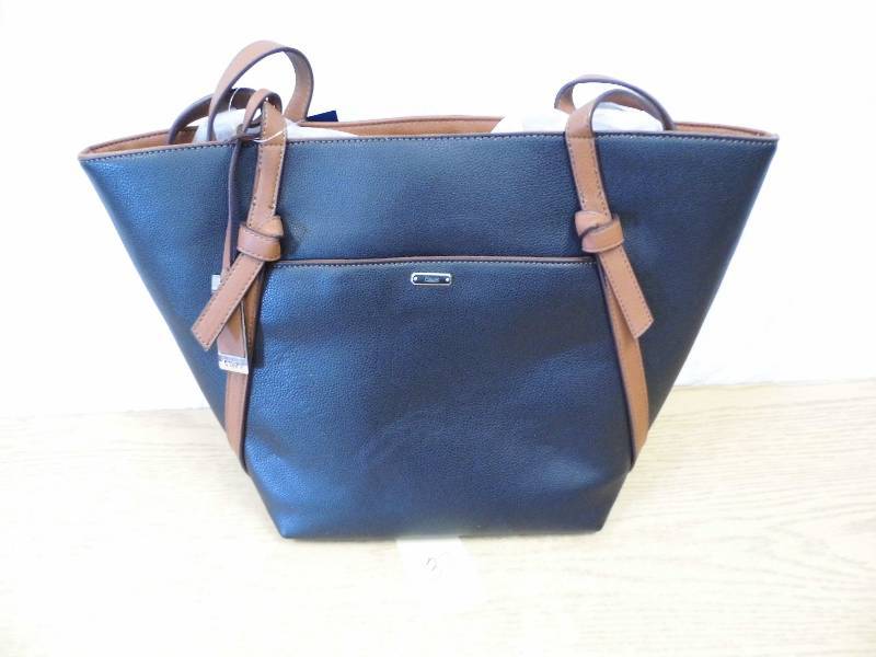 lot 37 image: Chaps Purse