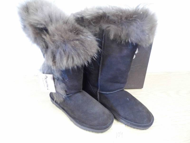 lot 109 image: Bearpaw Boots