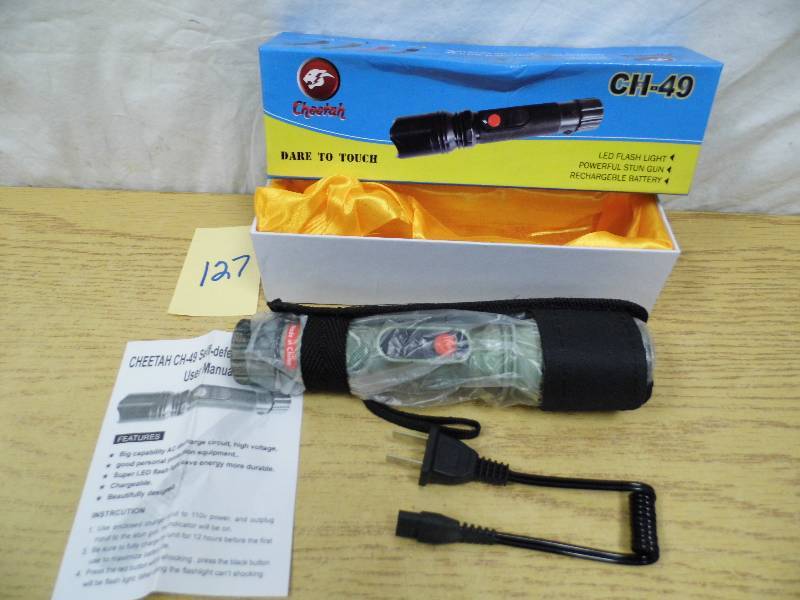 lot 127 image: LED Flashlight Stun Gun