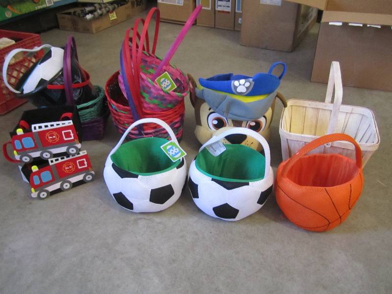 lot 45 image: Lot of Misc Easter Baskets and Gras...
