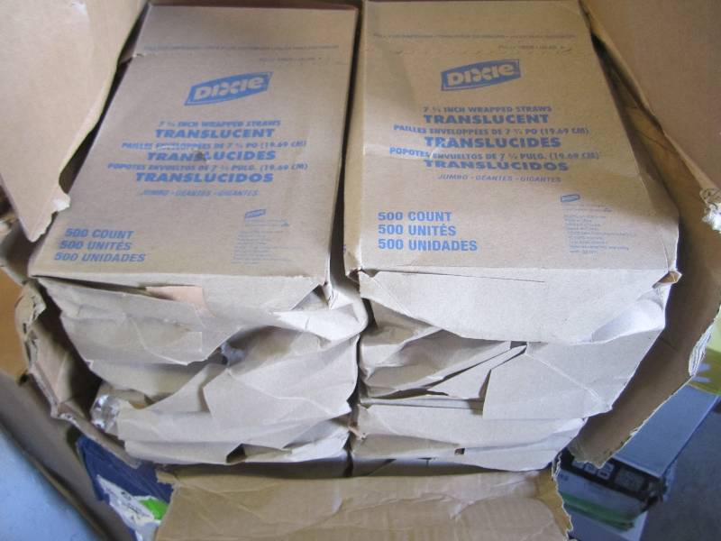 lot 211 image: Case of 2000 Dixie Jumbo Straws 4 B...