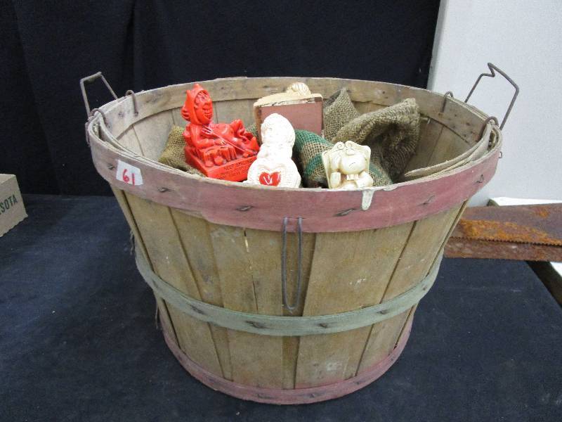 lot 61 image: Bushell Basket, 2-burlap sacks and figurines