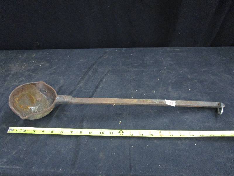 lot 71 image: 24 Ladel