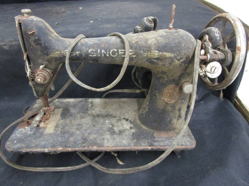 lot 115 image: Old Singer Sewing Machine Does Not Work