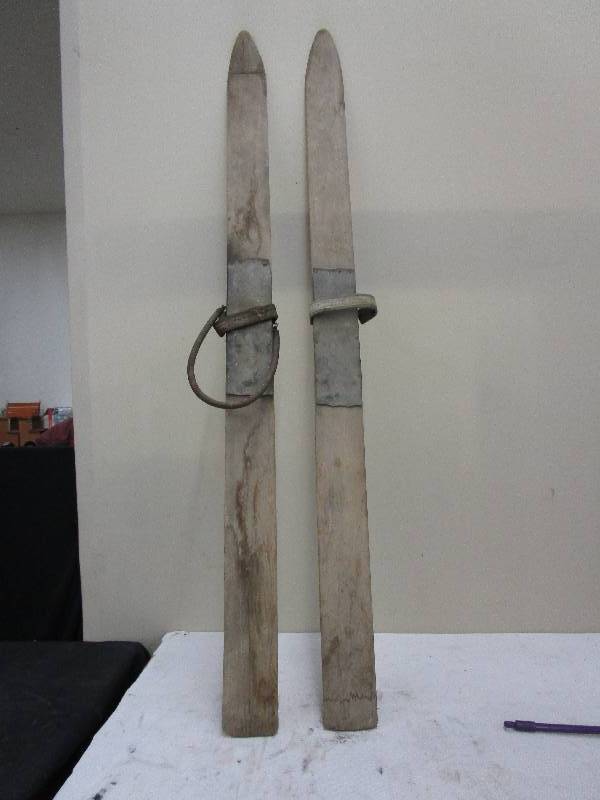lot 137 image: 4 ft Wooden Skis