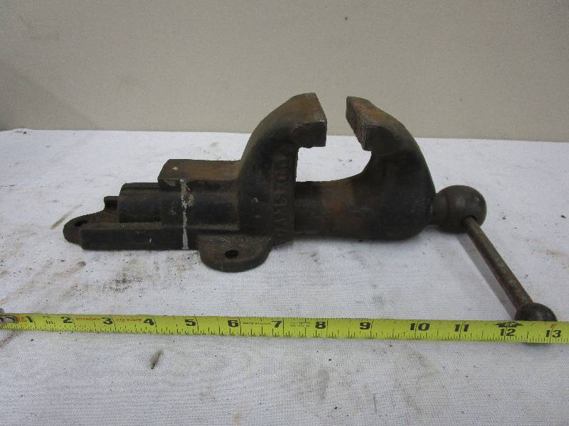 lot 147 image: Vise