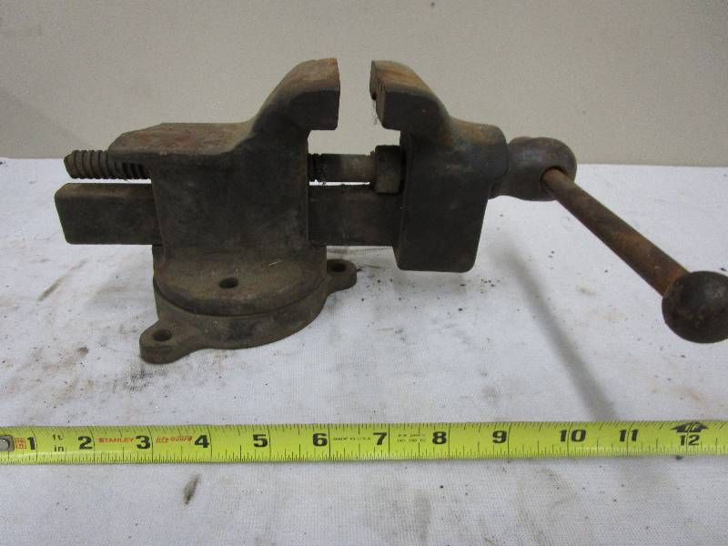 lot 149 image: Vise