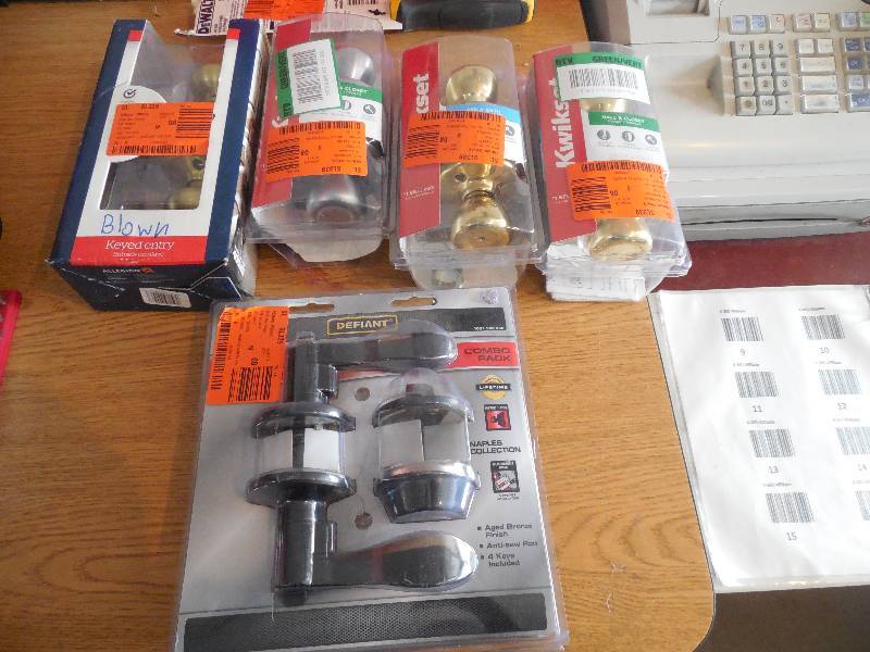 lot 10 image: (5) DOOR KNOB HANDLE LOT