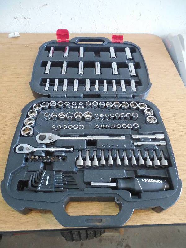 lot 19 image: Husky Mechanics Tool Set (110-Piece)