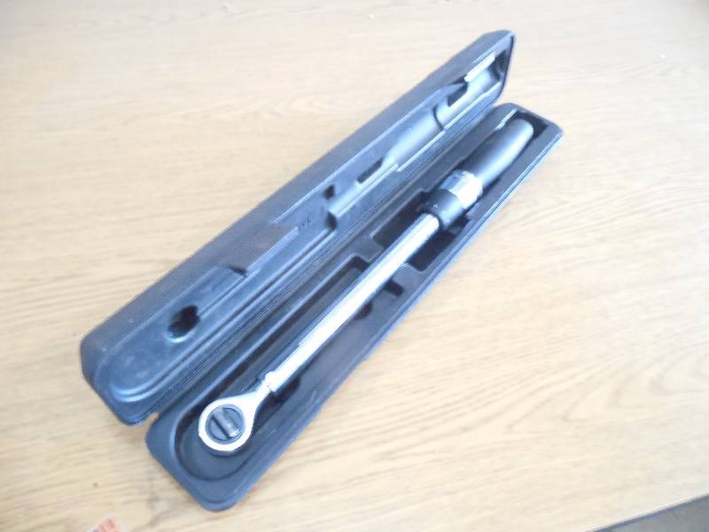 lot 24 image: Husky 20-100 ft. lbs. 38 in. Drive Torque Wrench
