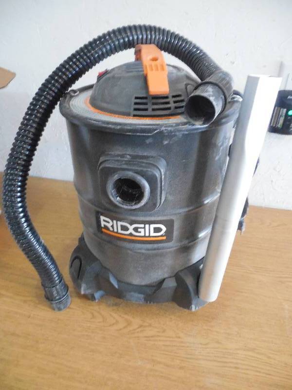 lot 1 image: RIDGID 5 gal. 3.0-Peak HP Ash Canister Vacuum Cleaner