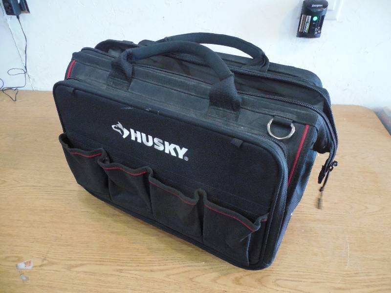 lot 84 image: Husky 18 in. Total Tech Bag