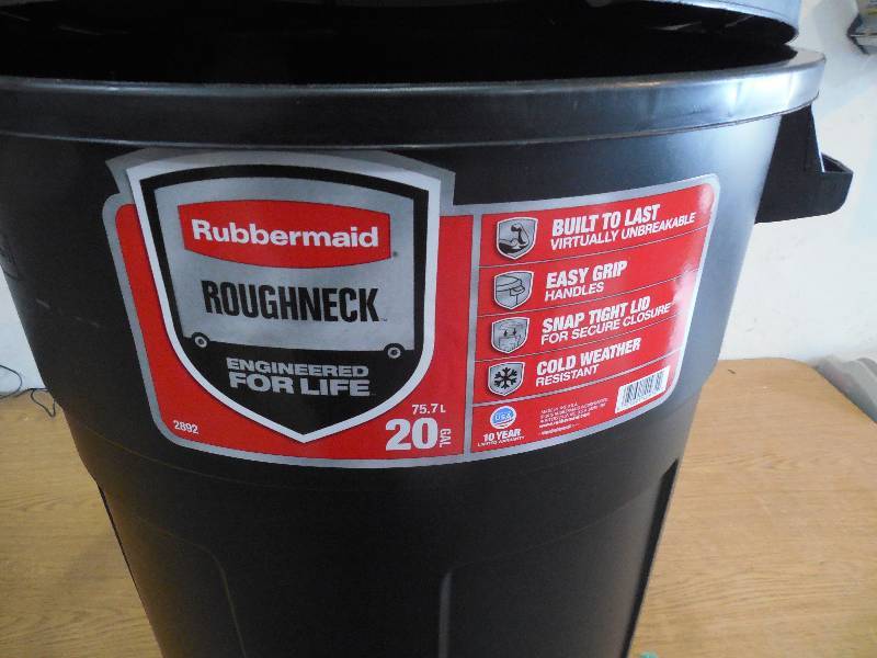 Rubbermaid Roughneck 20 Gal. Black NonWheeled Vented Trash Can
